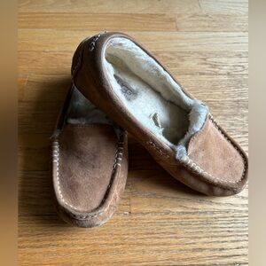Ugg women slippers size 6 preowned